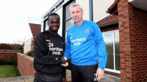 Tiote and Pardew shake hands on new deal.