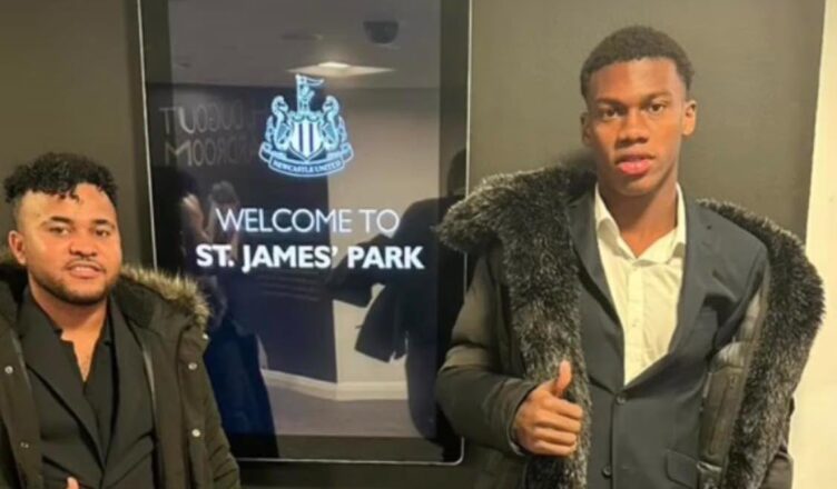 EKSKLUSIF: Striker terlihat di St James ‘Park menjelang tugas Newcastle United – Foto