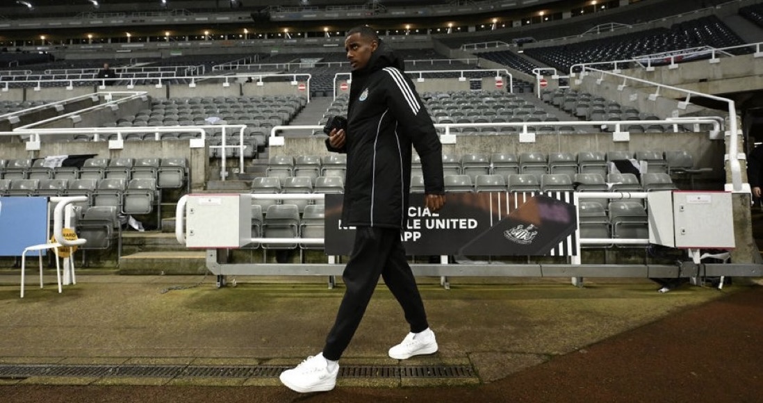 Confirmed Newcastle v Liverpool teams – Isak starts and Slot makes changes